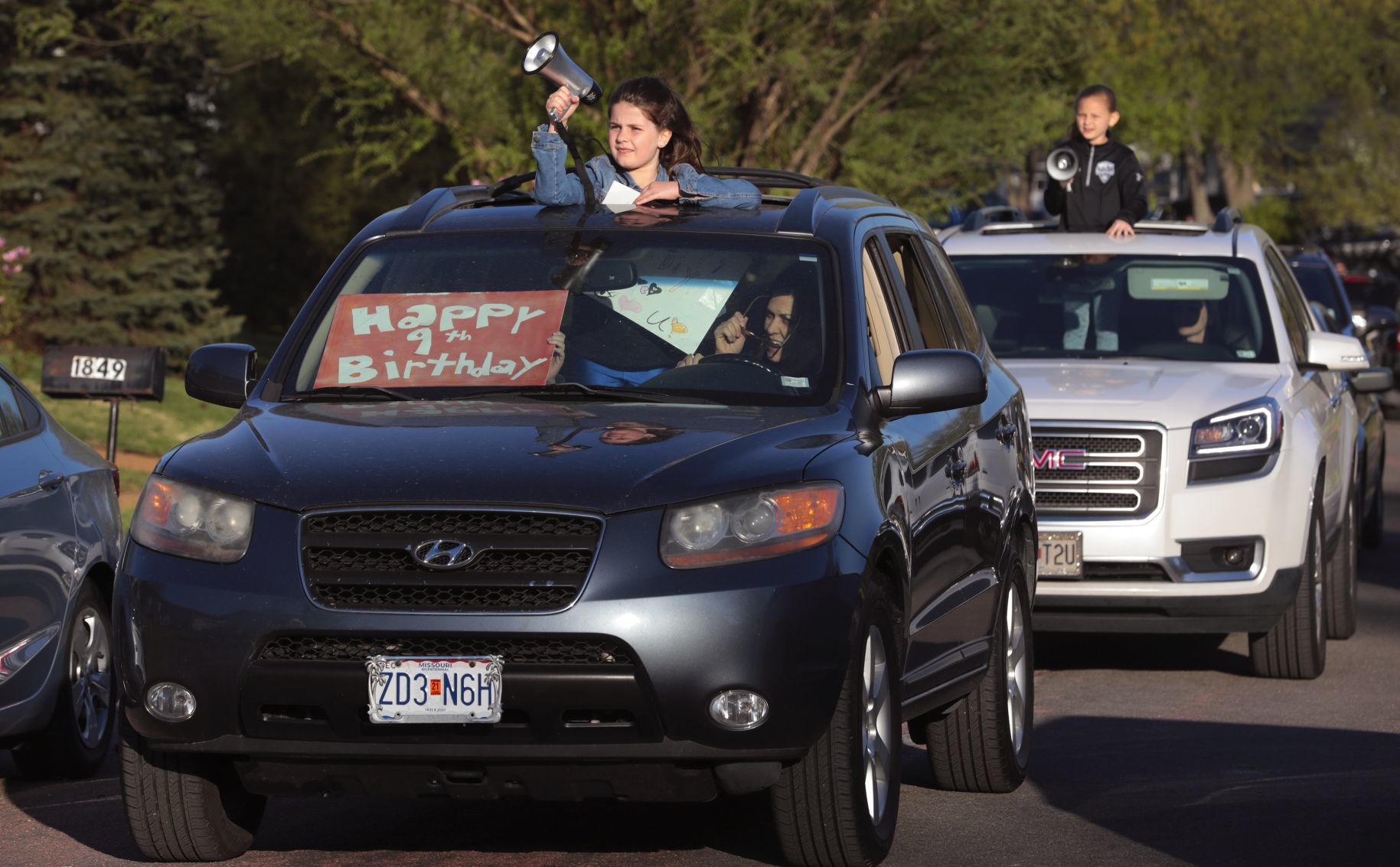Circus performers gather for 9 year old's birthday quarantine parade